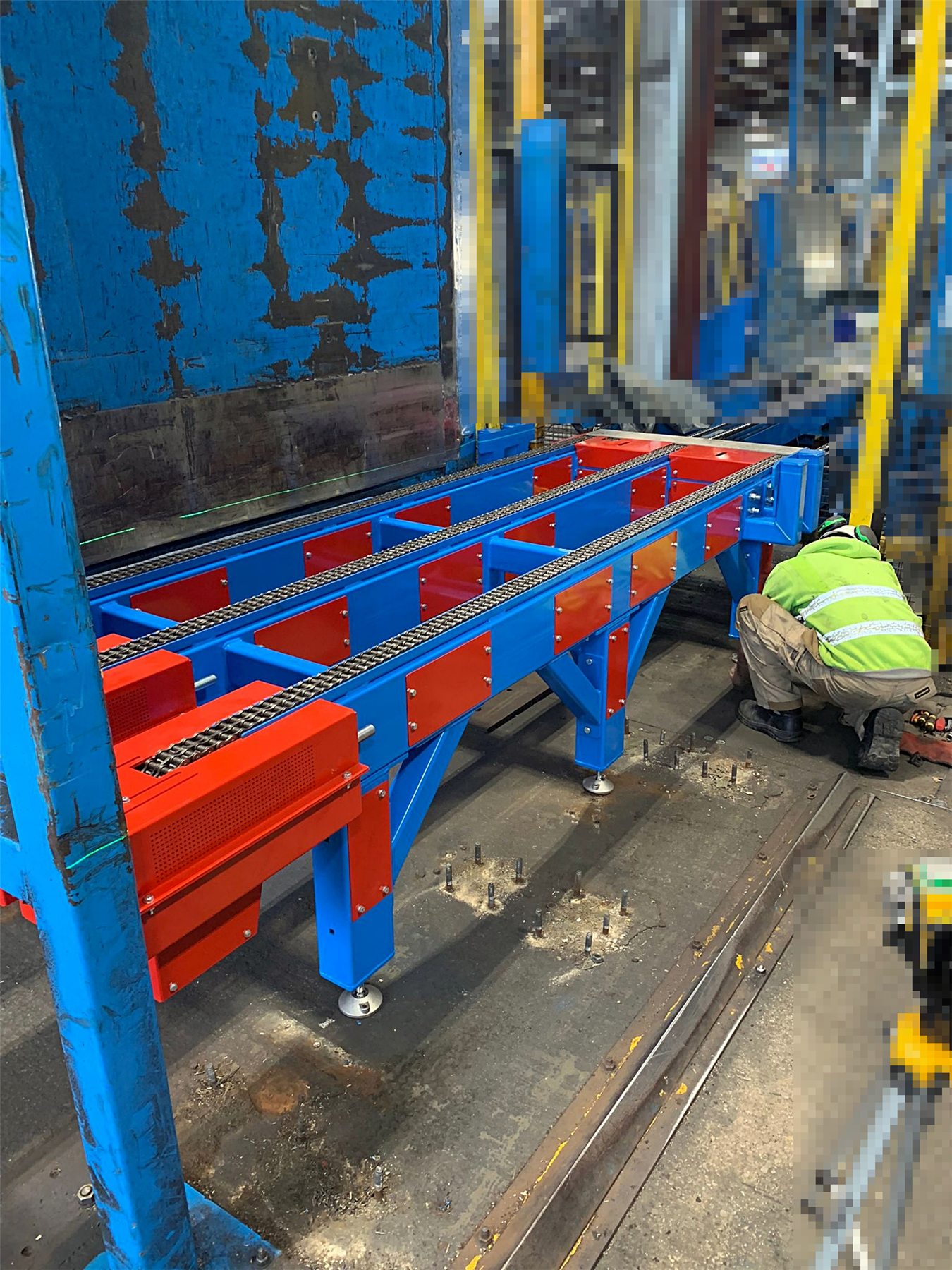 Heavy-duty palletising conveyor installed in a production area